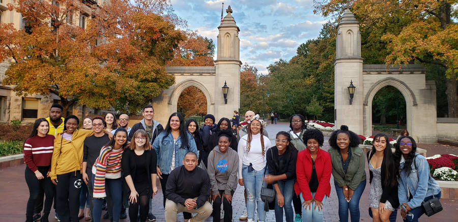 Lively Day At Indiana University Bloomington's Main Gate Wallpaper