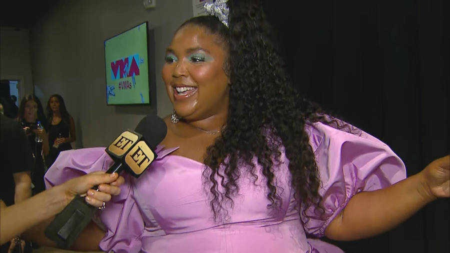 Lizzo Caught On Entertainment Tonight Wallpaper