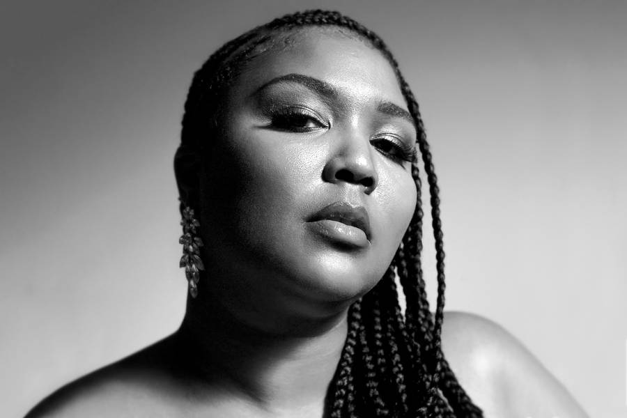 Lizzo Closeup Greyscale Photograph Wallpaper