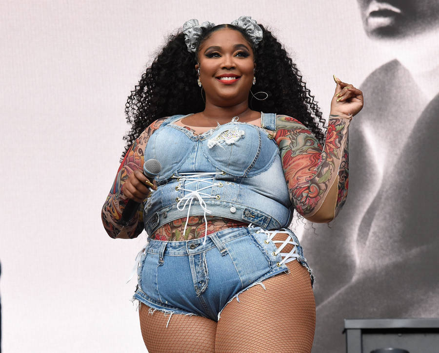 Lizzo Courtside Dancing Wallpaper