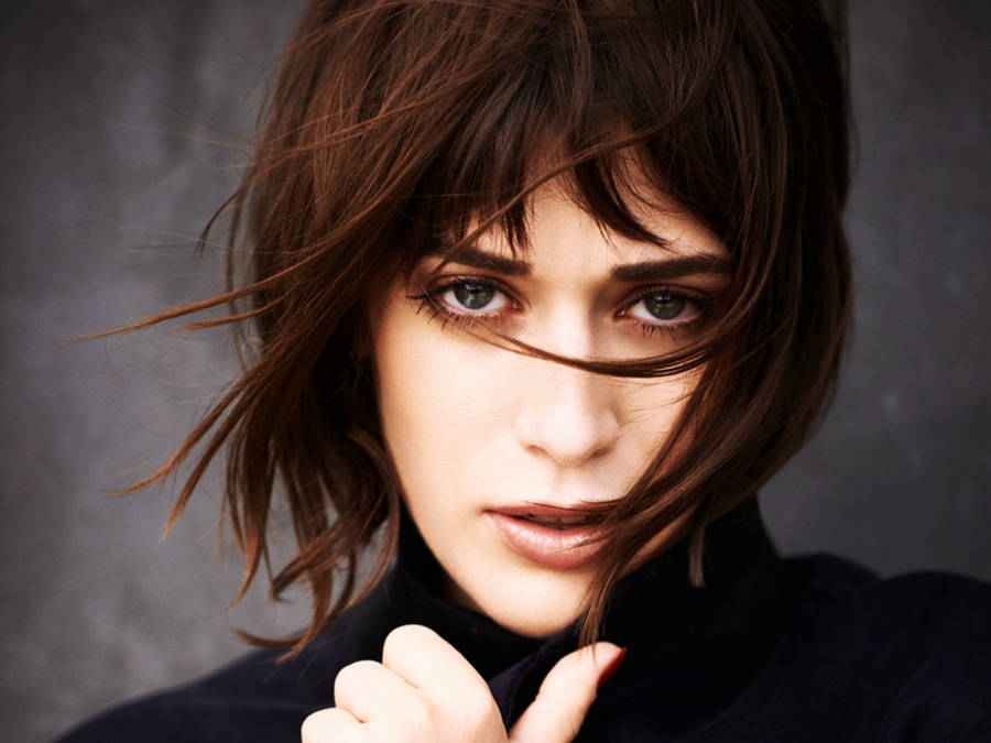 Lizzy Caplan In An Asymmetrical Hairstyle Wallpaper