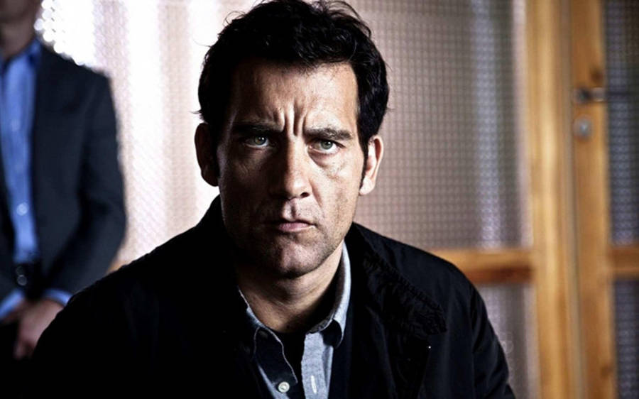 Looking Up Clive Owen Wallpaper