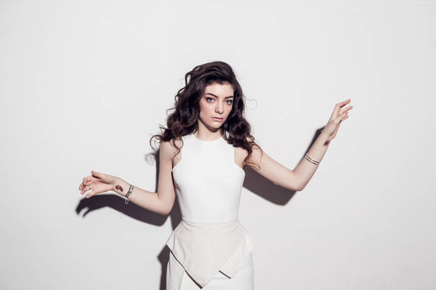 Lorde All-white Outfit Wallpaper