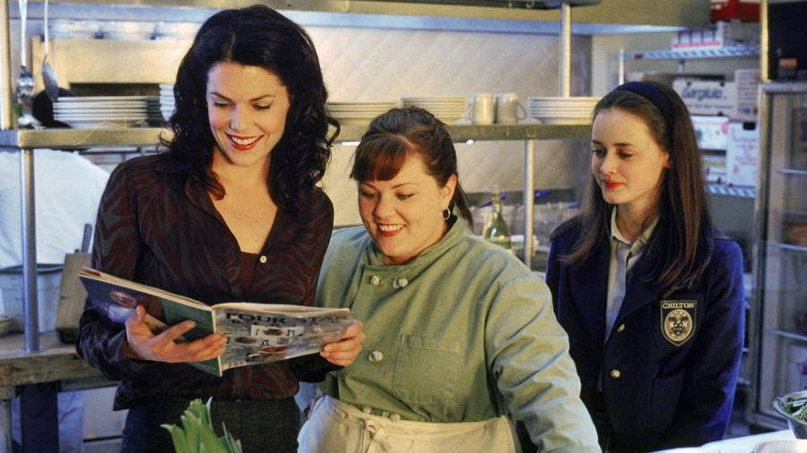 Lorelai And Rory Enjoying A Conversation With Sookie In The Stars Hollow Diner Wallpaper