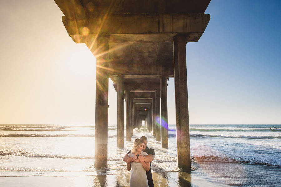 Lovely Couple Below San Diego Scripps Wallpaper