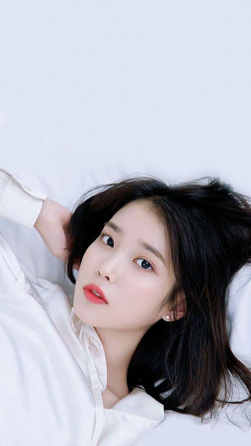 Lovely Iu In White Wallpaper