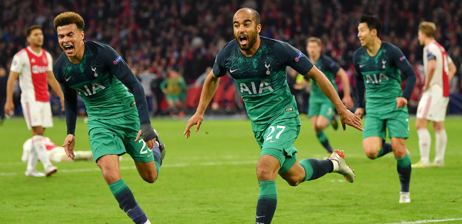 Lucas Moura Running With Teammates Wallpaper