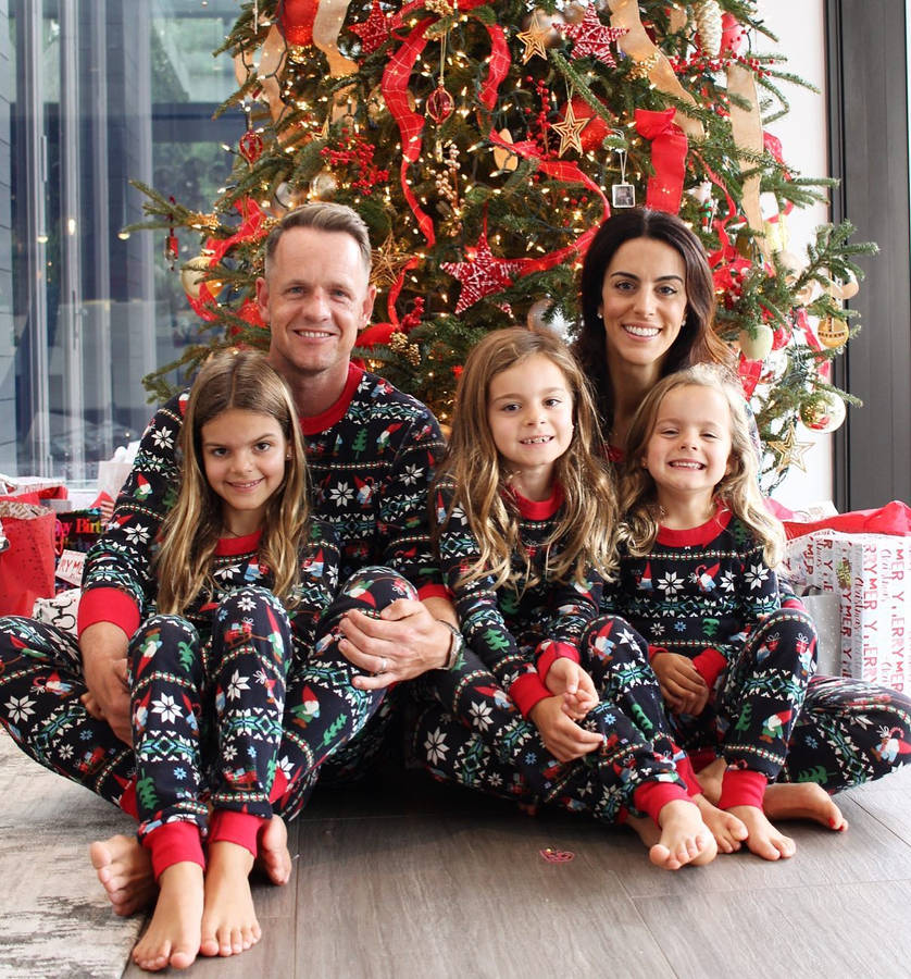 Luke Donald Family Christmas Attire Wallpaper