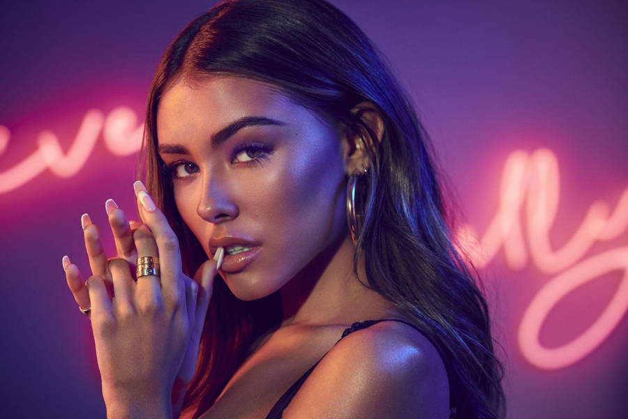 Madison Beer Closeup Neon Purple Background Wallpaper