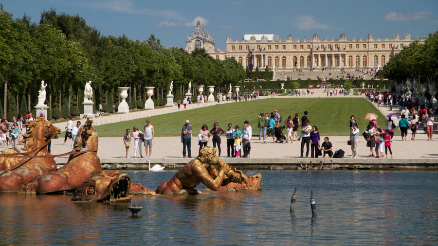 Majestic Apollo's Fountain At The Palace Of Versailles Wallpaper