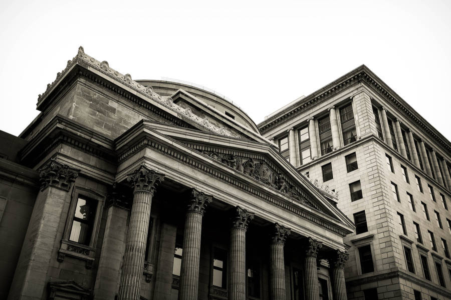 Majestic Central Bank Building In The Heart Of United States Wallpaper