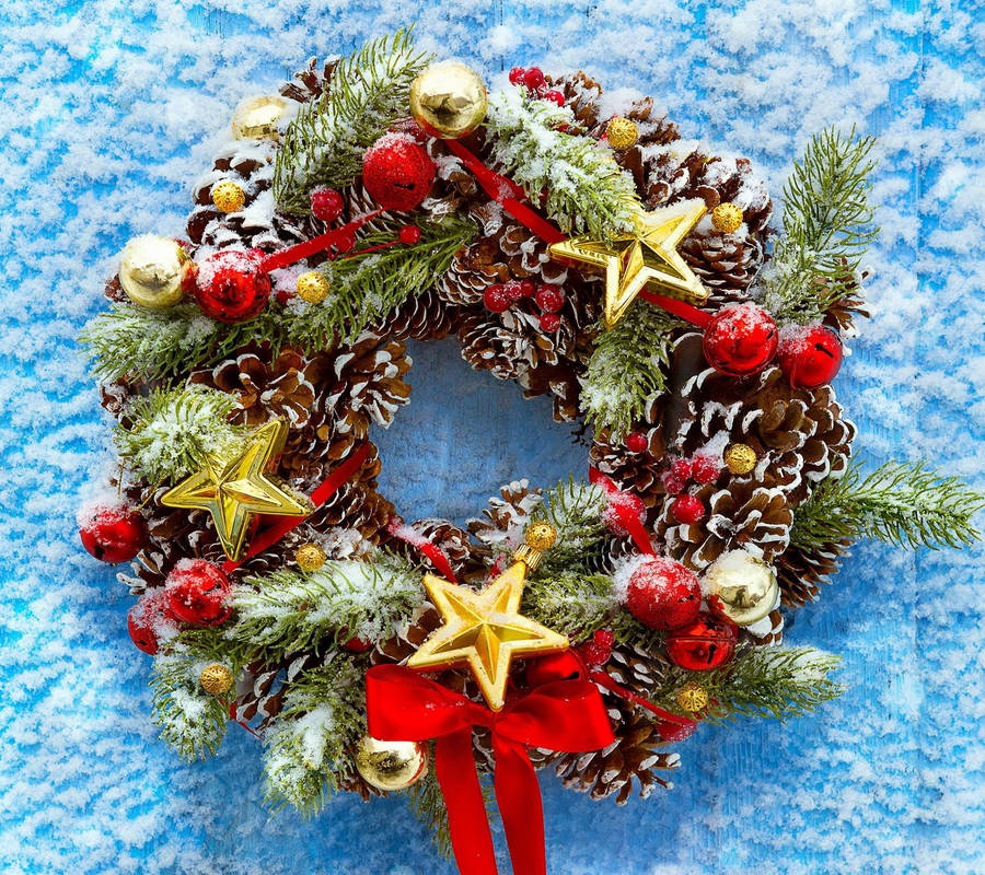 Majestic Christmas Wreath Embellished With Golden Stars Wallpaper