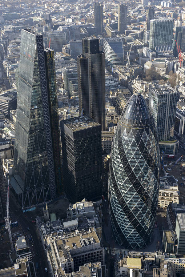 Majestic Gherkin Building Dominating London Cityscape Wallpaper