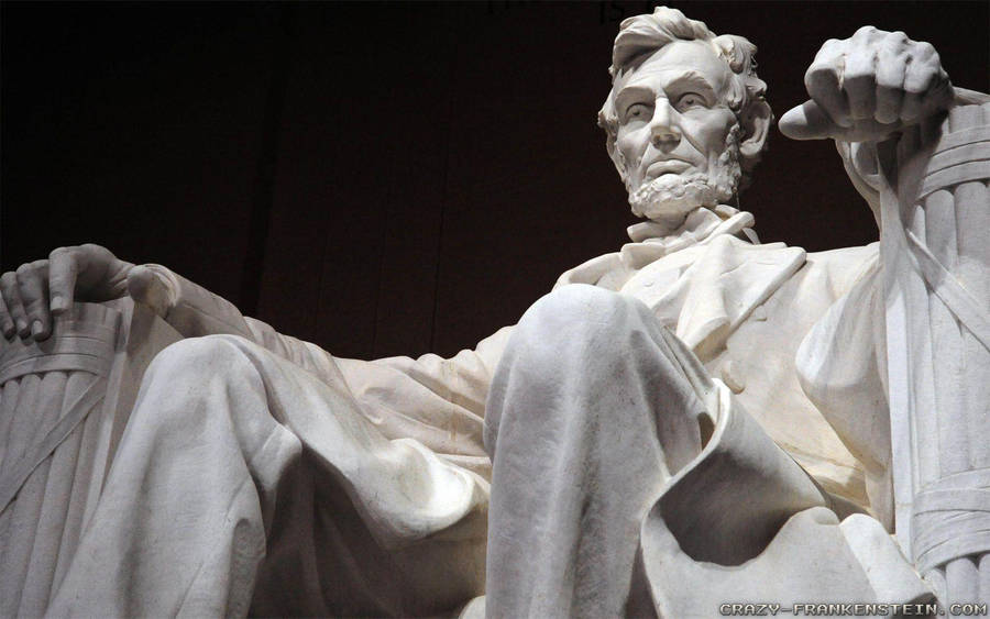 Majestic Highlight Of The Lincoln Memorial At Night Wallpaper