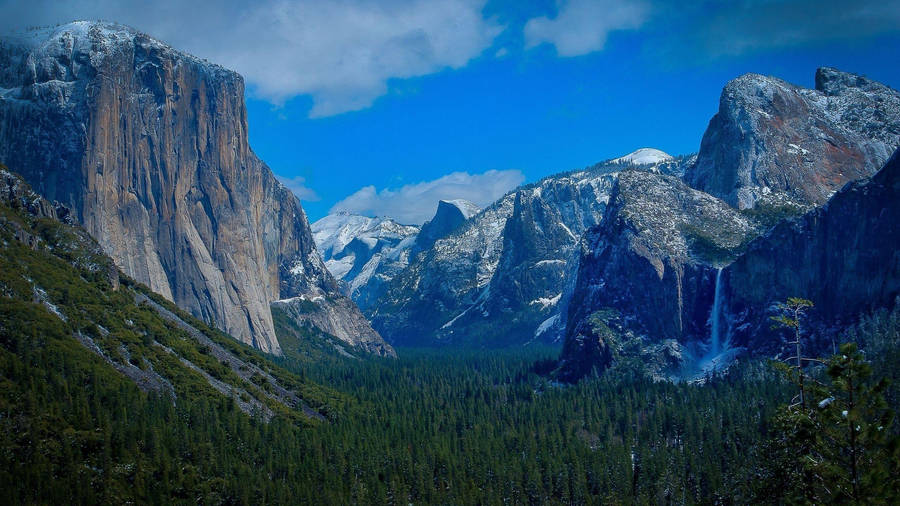 Majestic Snow-covered Landscape In Yosemite National Park Wallpaper