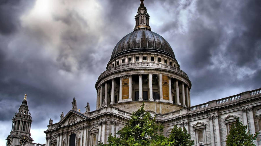 Majestic St. Paul Dome Under The Cloudy Skies Wallpaper