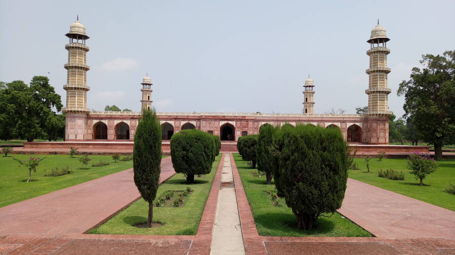 Majestic Tomb Of Jahangir In The Heart Of Lahore Wallpaper