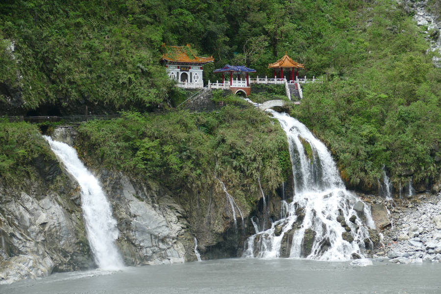 Majestic View Of Changchun Shrine In Taiwan Wallpaper