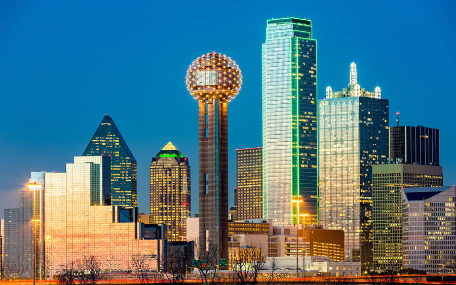 Majestic View Of Dallas Skyline Featuring Renaissance Tower Wallpaper