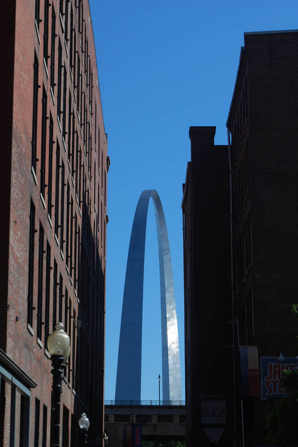 Majestic View Of The Iconic St. Louis Arch Wallpaper