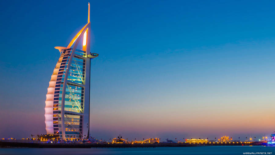 Majestic View Of The Luxurious Burj Al Arab Hotel In Dubai. Wallpaper