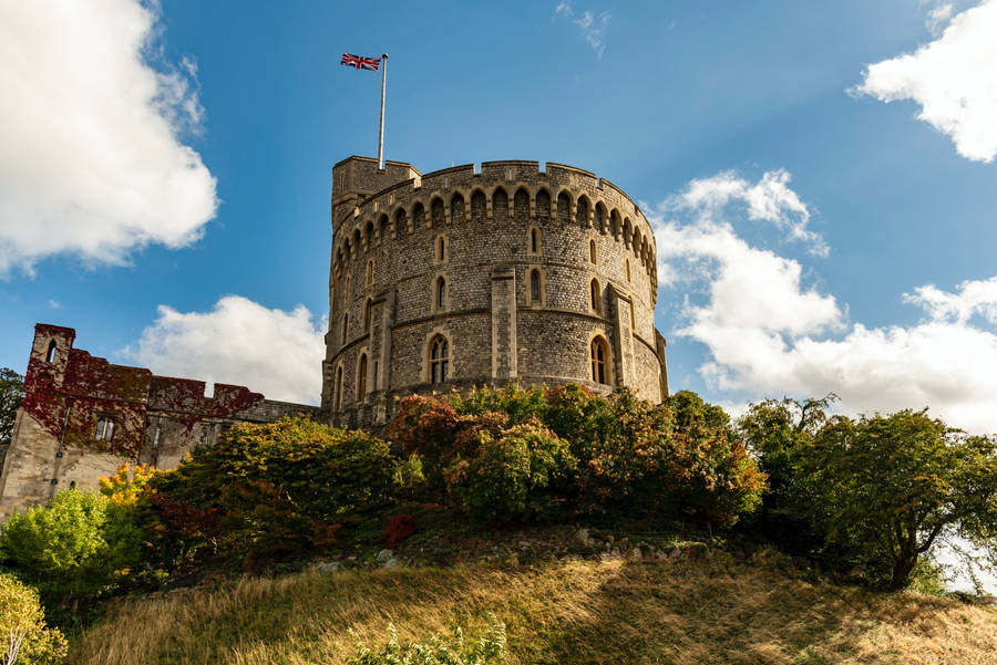 Majestic View Of The Round Tower At Windsor Castle Wallpaper