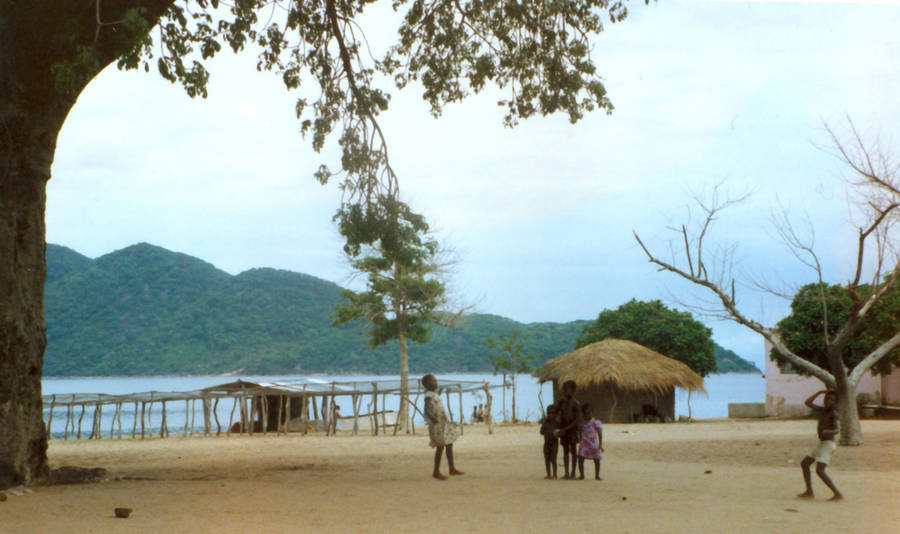 Malawi Huts Lake Wallpaper