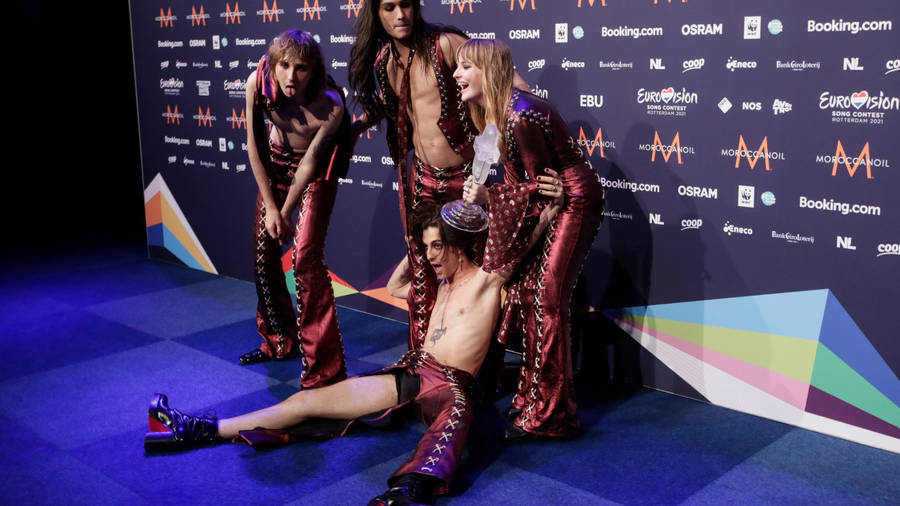 Maneskin Playful On Blue Carpet Wallpaper