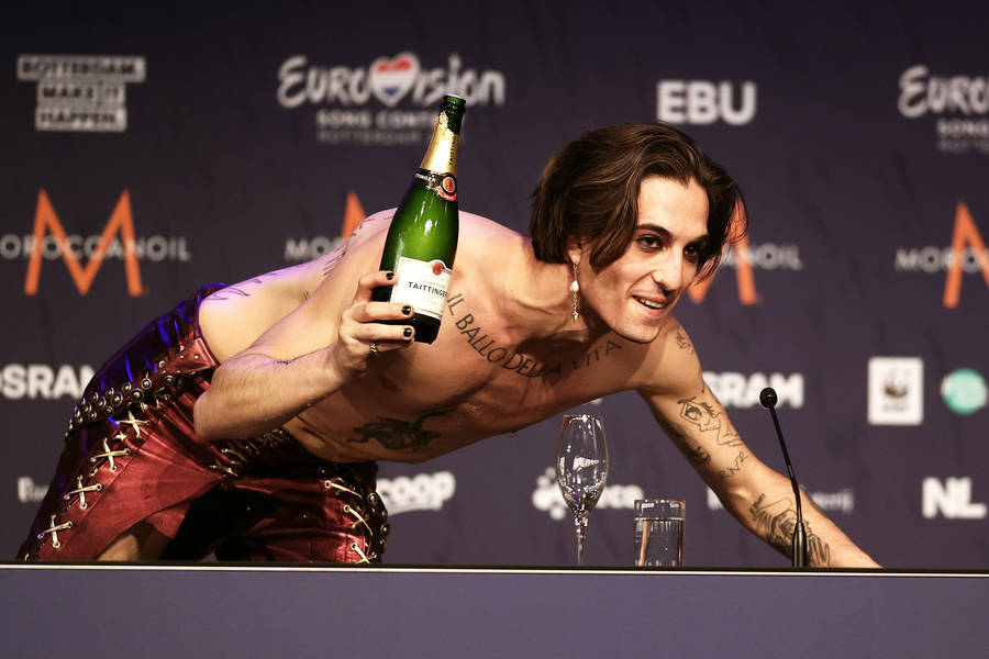 Maneskin Vocalist Damiano With Champagne Wallpaper