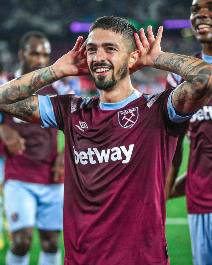 Manuel Lanzini Ear Goal Celebration Wallpaper