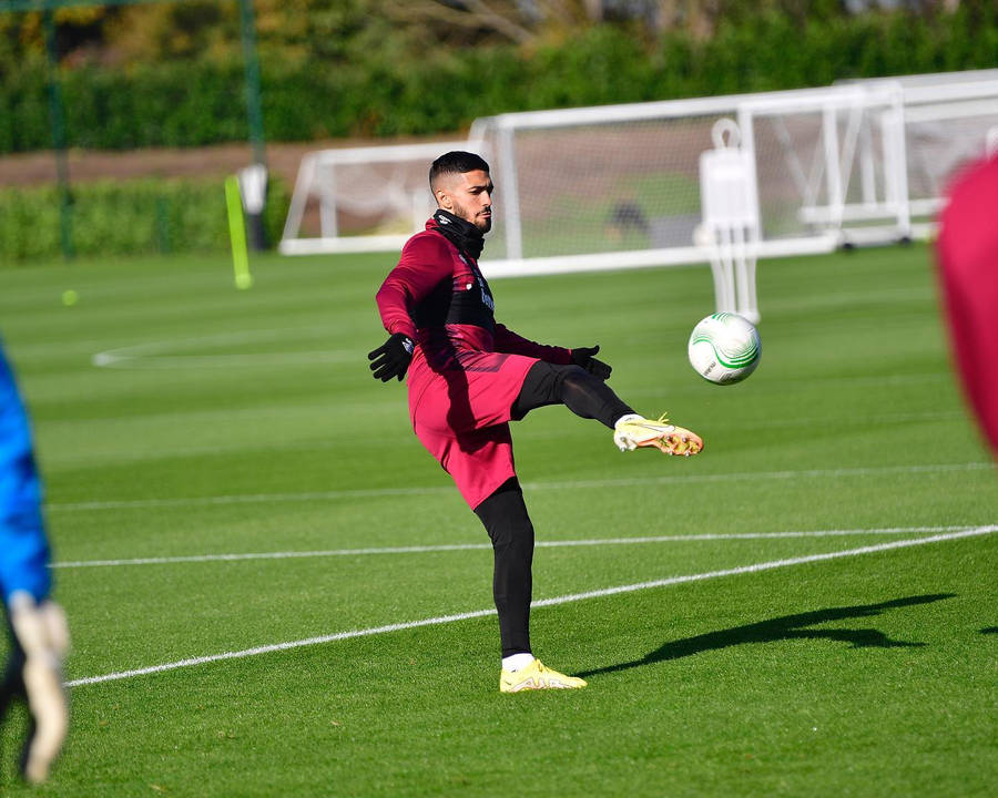 Manuel Lanzini Mid-air Kick Wallpaper