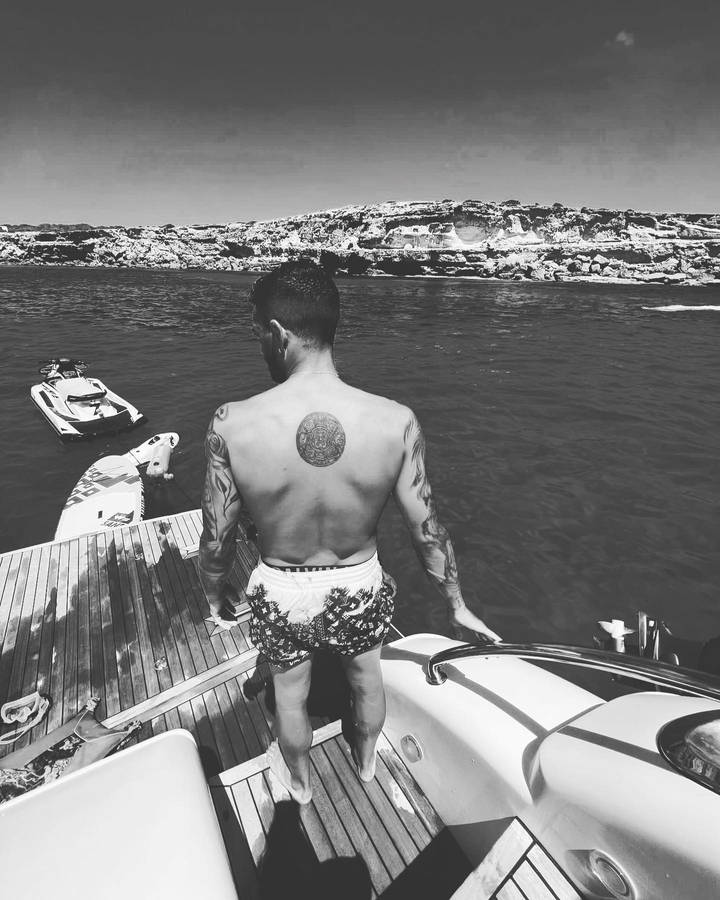 Manuel Lanzini On Yacht Bw Wallpaper