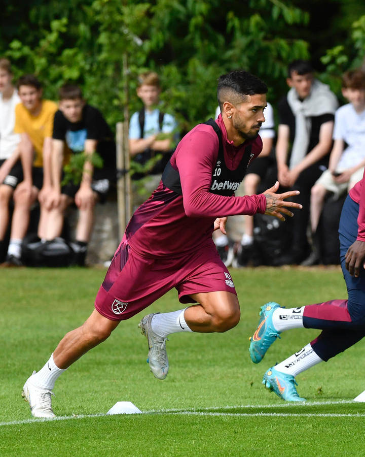 Manuel Lanzini Running On Field Wallpaper