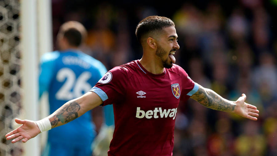 Manuel Lanzini Tongue Out Goal Celebration Wallpaper