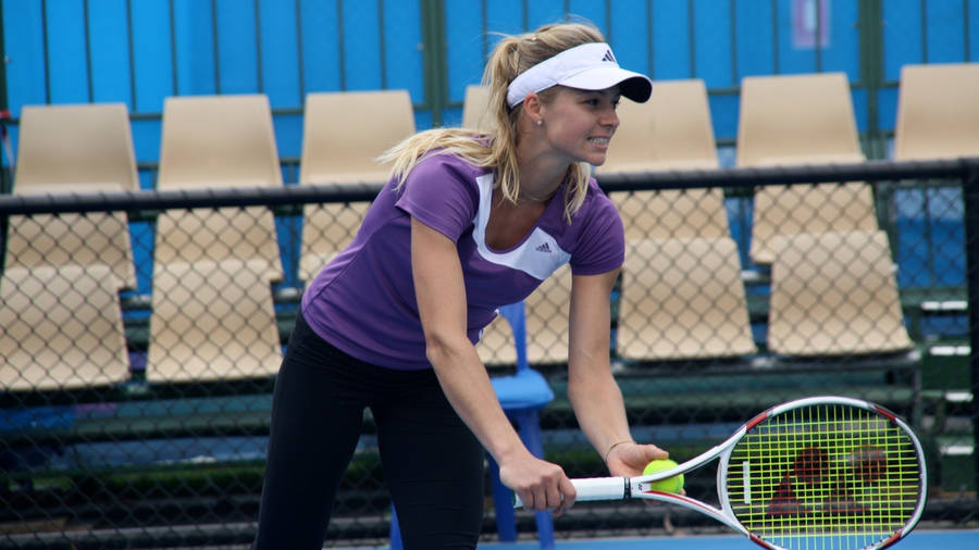 Maria Kirilenko Getting Ready To Serve Wallpaper