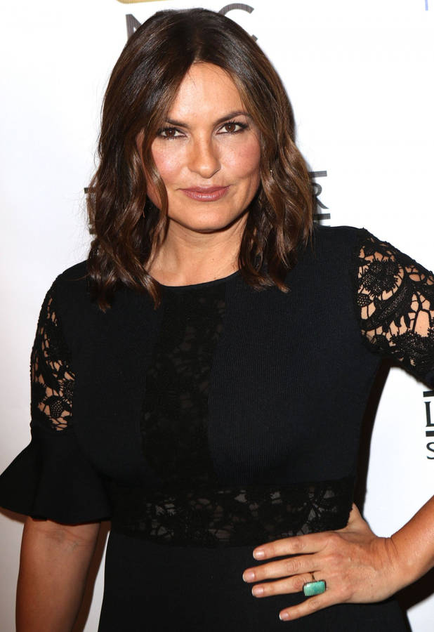 Mariska Hargitay Black Dress Pose Tv Guide 2017 Wallpaper