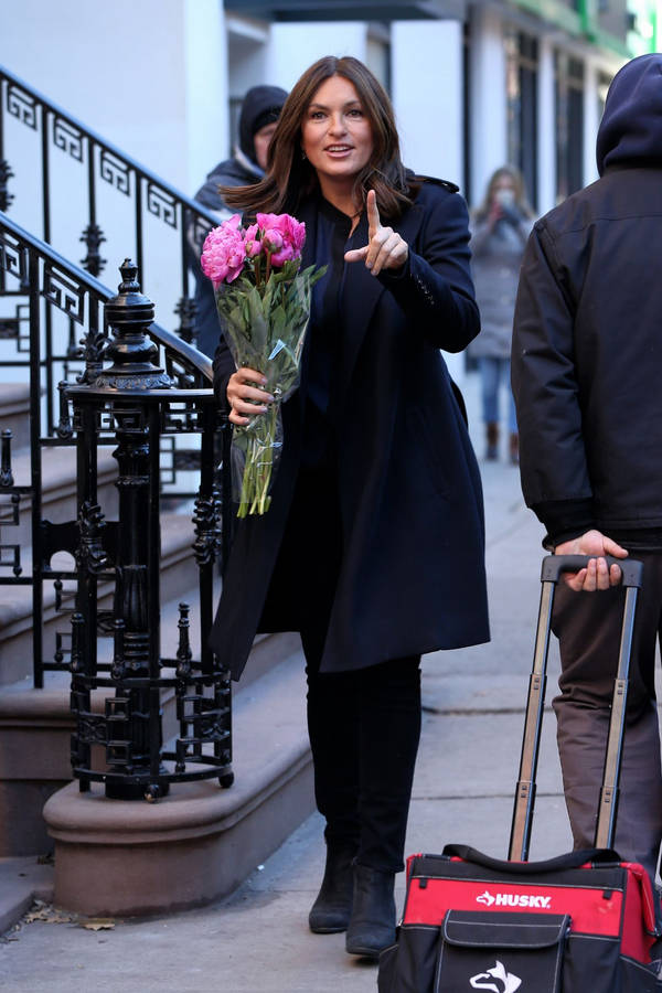 Mariska Hargitay Olivia Benson Flowers Wallpaper