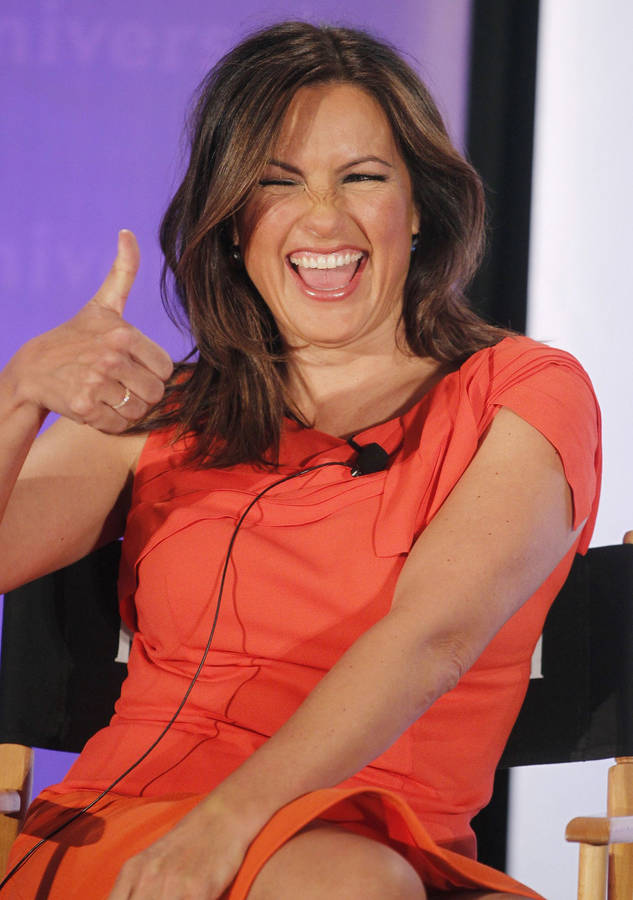 Mariska Hargitay Thumbs Up Nbc Universal Summer Press Wallpaper