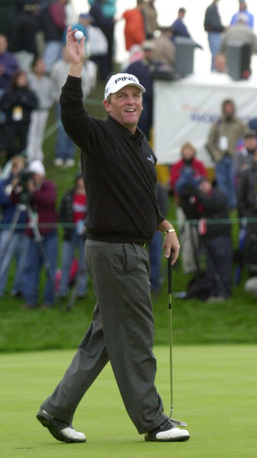 Mark Calcavecchia Raising A Golf Ball Wallpaper