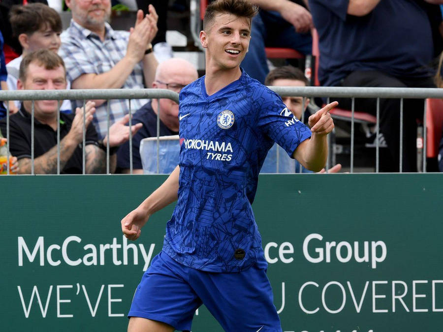 Mason Mount Smiling And Pointing Wallpaper