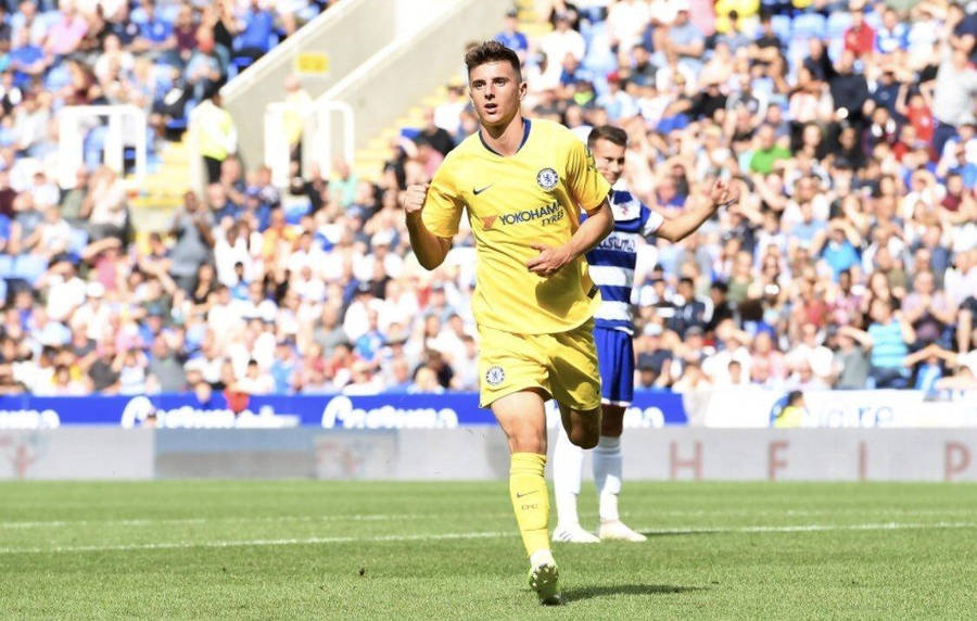 Mason Mount Sprinting In Yellow Wallpaper