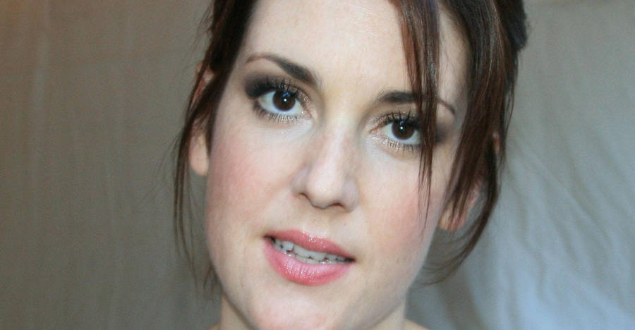 Melanie Lynskey Head Portrait Wallpaper