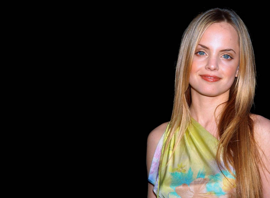 Mena Suvari Black Background Wallpaper