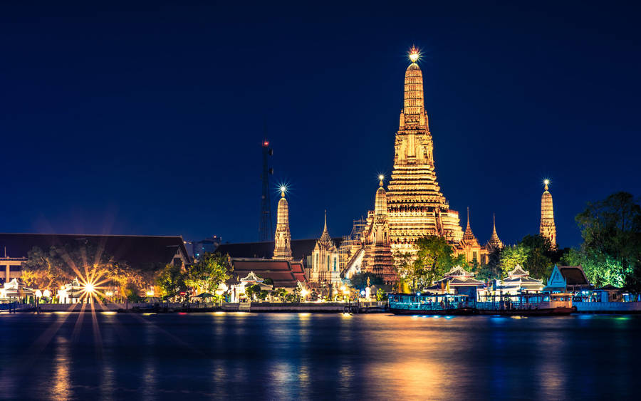 Mesmerizing Night View Of Wat Arun In Bangkok Wallpaper