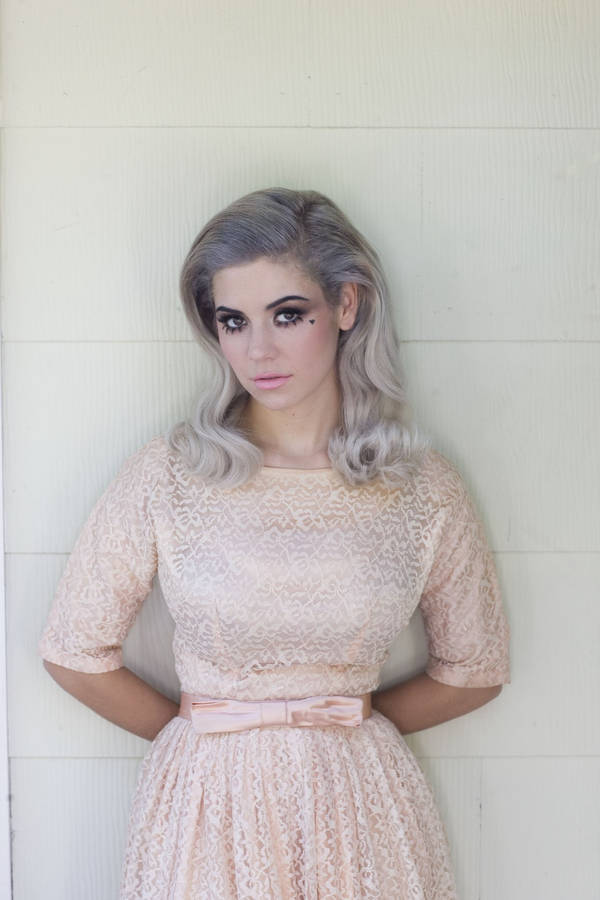 Mesmerizing Portrait Of Marina And The Diamonds Wallpaper