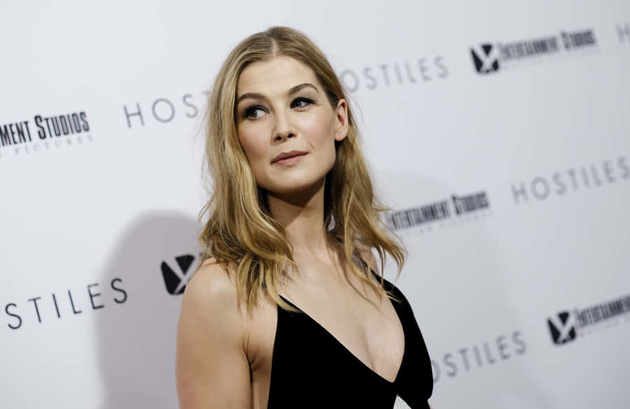 Mesmerizing Portrait Of Rosamund Pike Wallpaper