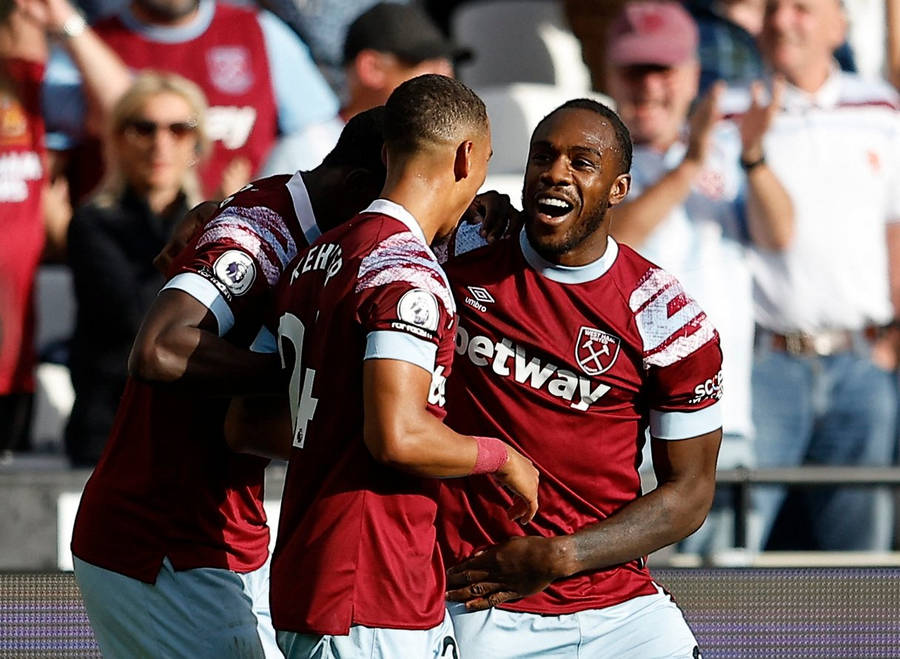 Michail Antonio Celebrating With Teammates Wallpaper