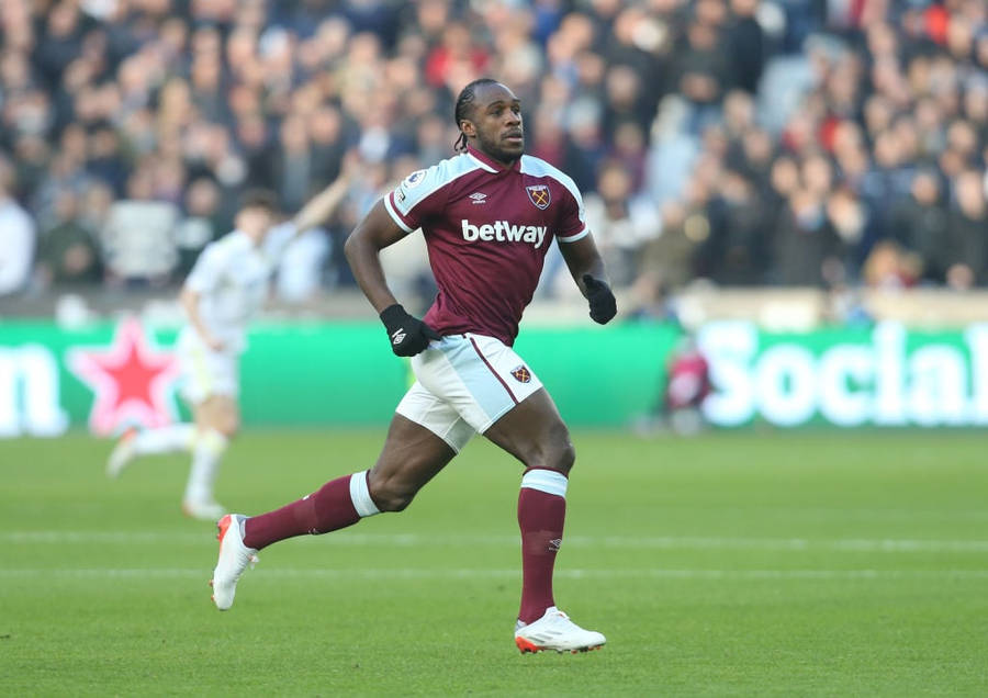 Michail Antonio Running On Grass Wallpaper