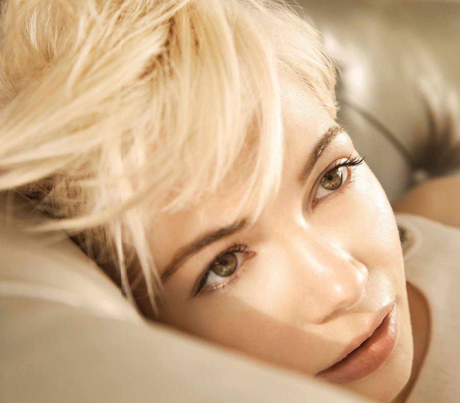 Michelle Williams Sunkissed Look Wallpaper