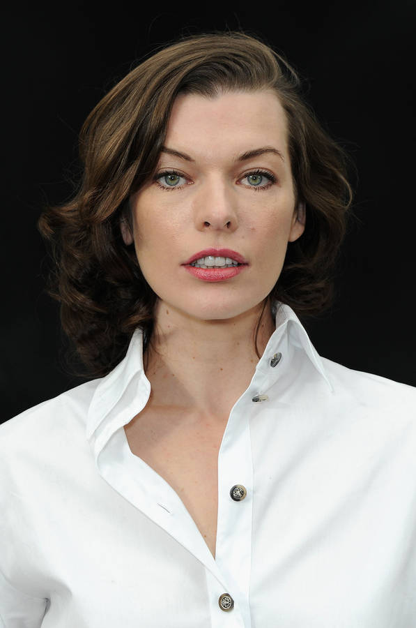 Milla Jovovich Classy Simple Fresh Wallpaper